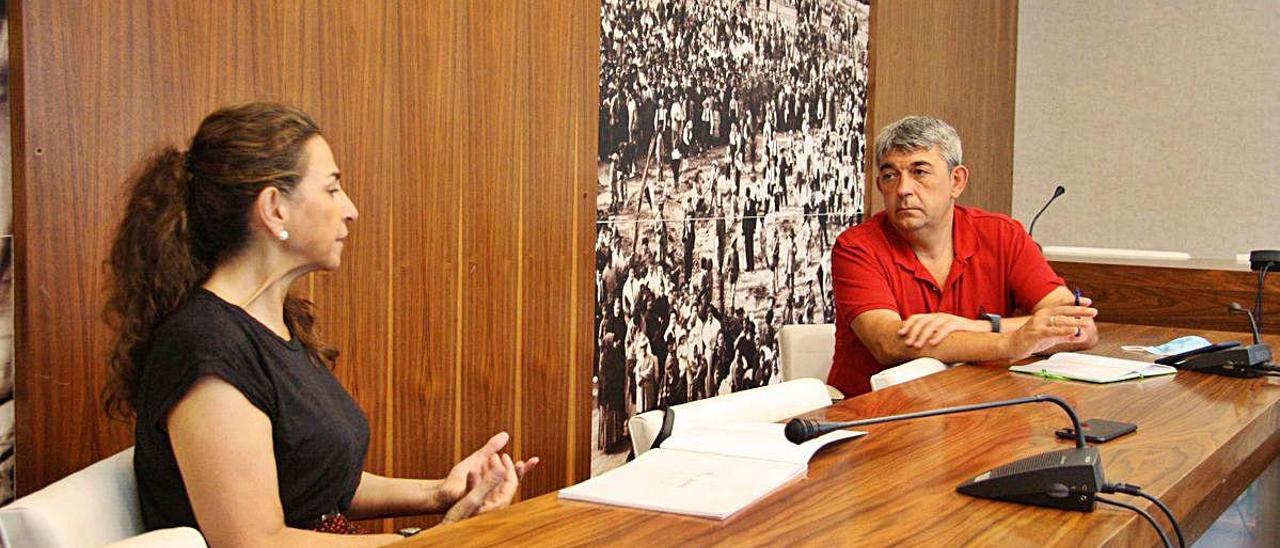 Un momento de la reunión entre Eva Baró y José Luis Sáez, en el Ayuntamiento guardamarenco.