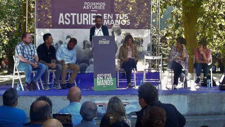 El acto de Podemos en Pola de Laviana, durante la intervención de Luis Díaz Rubio.