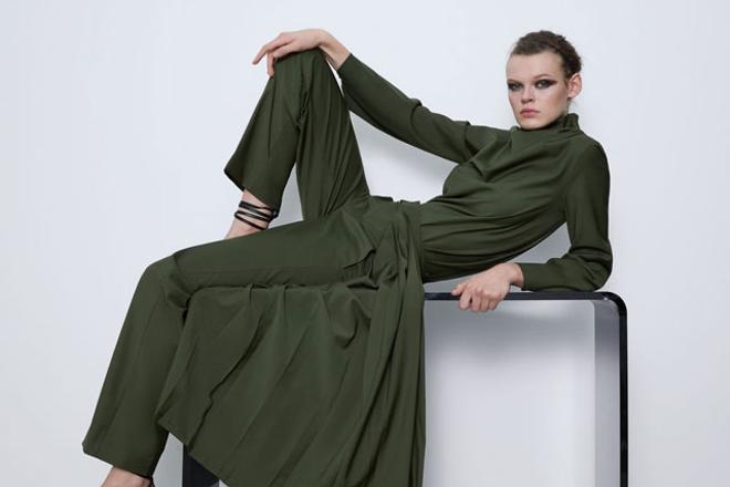 Conjunto de pantalón y cuerpo drapeado color verde de Zara