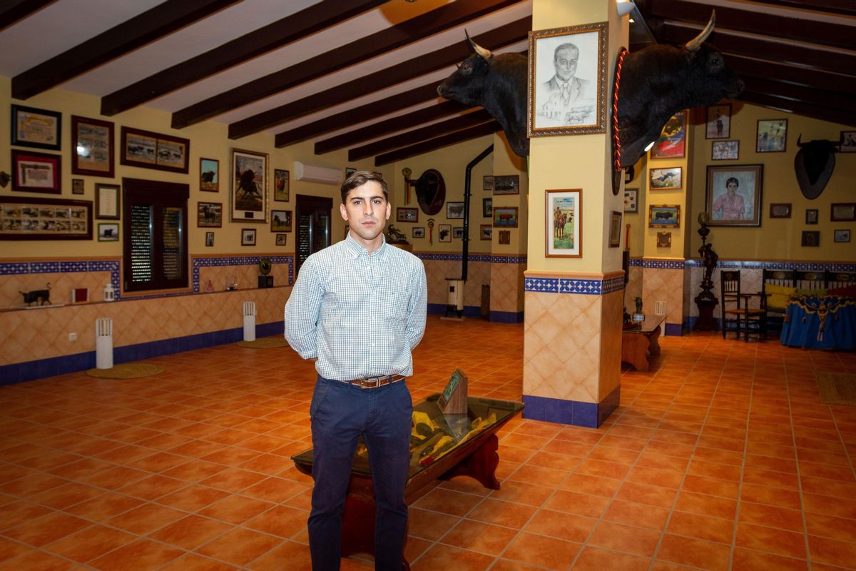 Guillermo López Martínez posa durante una entrevista mantenida con la Agencia Efe en Jerez de los Caballeros.