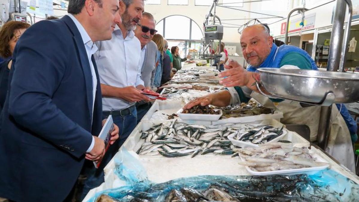 Un momento de la visita de Alberto Varela y Valetín González Formoso a la plaza de abastos de Vilagarcía. |   // IÑAKI ABELLA