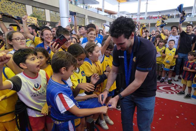 El Granca pasea la copa de campeón de la Eurocup por el CC Alisios