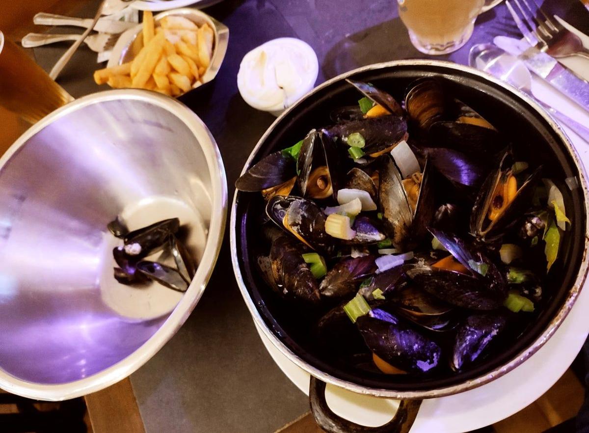 Mejillones con patatas fritas, Brujas, Bélgica, ciudad medieval