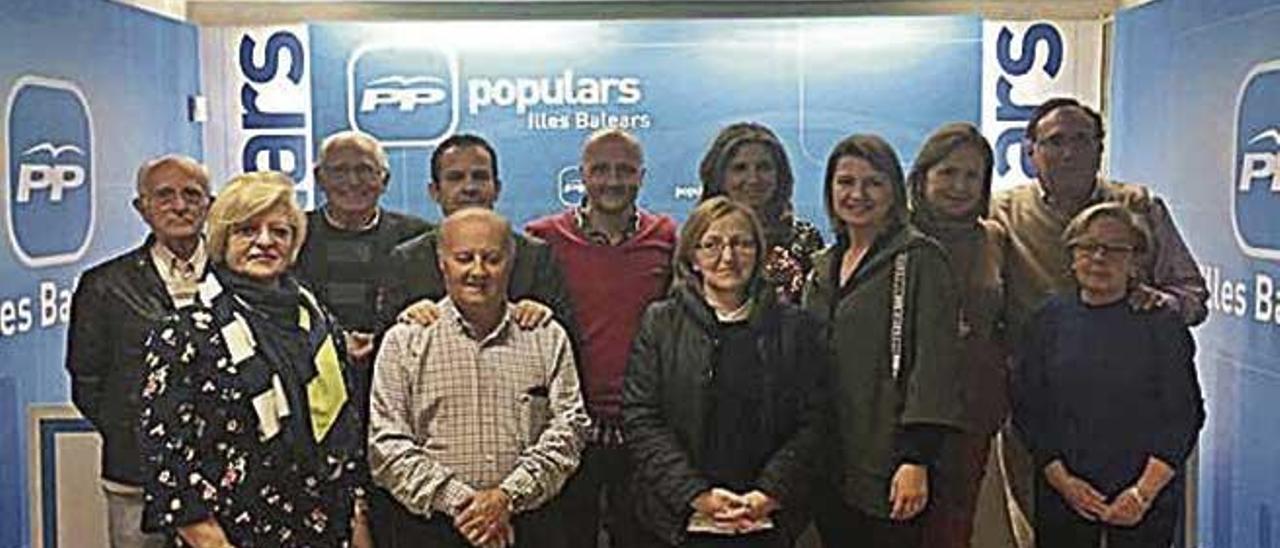 Ricardo Macho, con la junta del PP del Eixample.