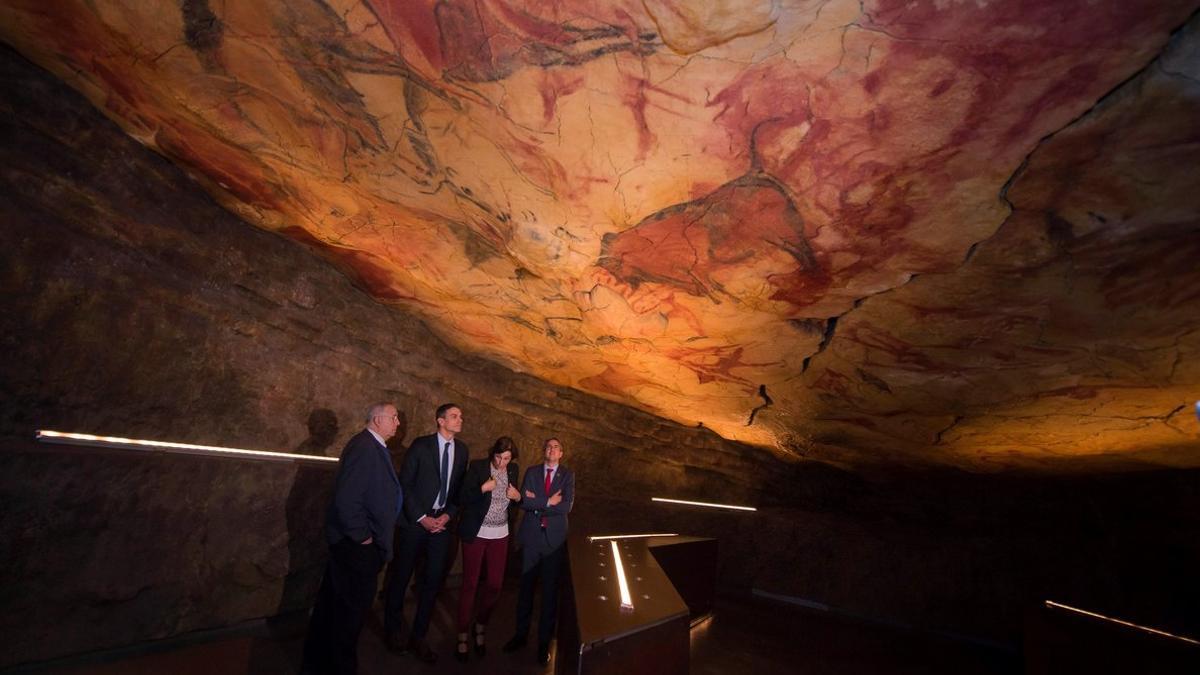 Las características pinturas rupestres de la cueva de Altamira, durante una visita del presidente Sánchez el año pasado