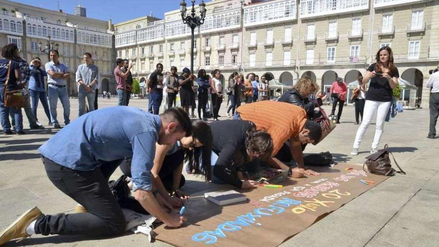 Día Mundial del Refugiado Del Palacio Municipal cuelga una pancarta con el lema &#039;A Coruña. Cidade Refuxio&#039;. Además del acto institucional en el salón de plenos, algunos de los 36 refugiados que residen en la ciudad u de cuya integración se encarga Accem colorearon, ayer, una pancarta en la plaza María Pita