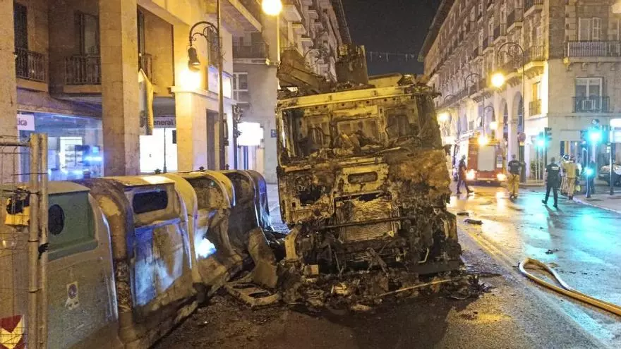 VÍDEO | Un camión de recogida de basuras de Emaya se incendia en la avenida Jaume III de Palma