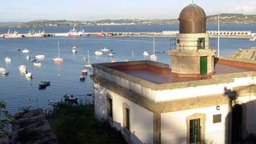 Vista del faro de Oza, en el recinto de la antigua batería milital del siglo XVII. / Aguete