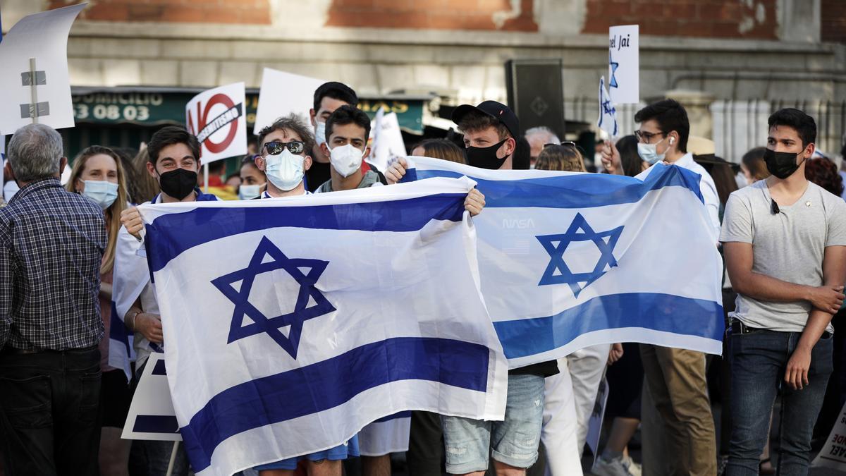 Archivo - Varias personas con banderas de Israel durante una concentración de  la Federación de Comunidades Judías de España (FCJE)
