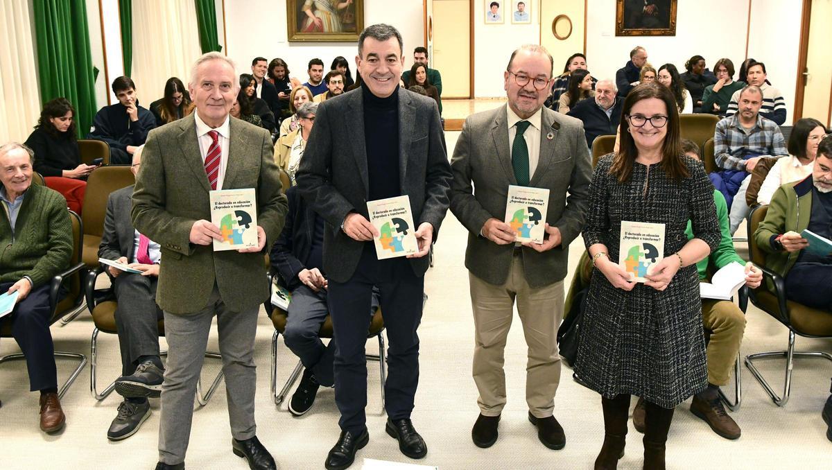 Miguel Santos, á esquerda, Román Rodríguez, Antonio López e Mar Lorenzo na presentación do libro.