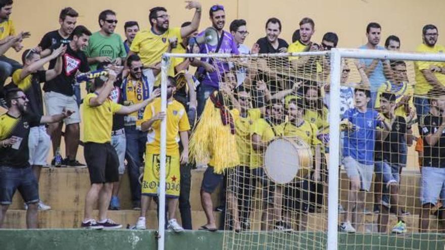 Aficionados del Orihuela animando a su equipo.