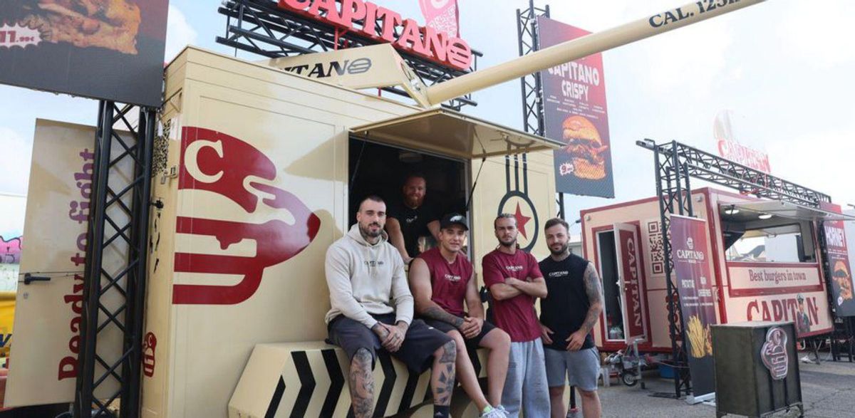 Los miembros del equipo de Capitano, en su imponente foodtruck. | MARIO CANTELI