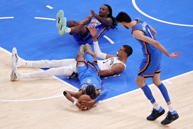 Lesiones, exageraciones y un agarrón de pelo: los Thunder igualan las Finales del Oeste con un triunfo marcado por los incidentes