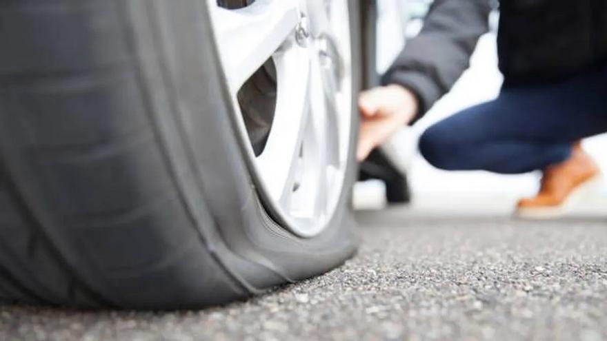 Detienen a la autora de pinchar más de 40 neumáticos en 15 coches en Lanzarote