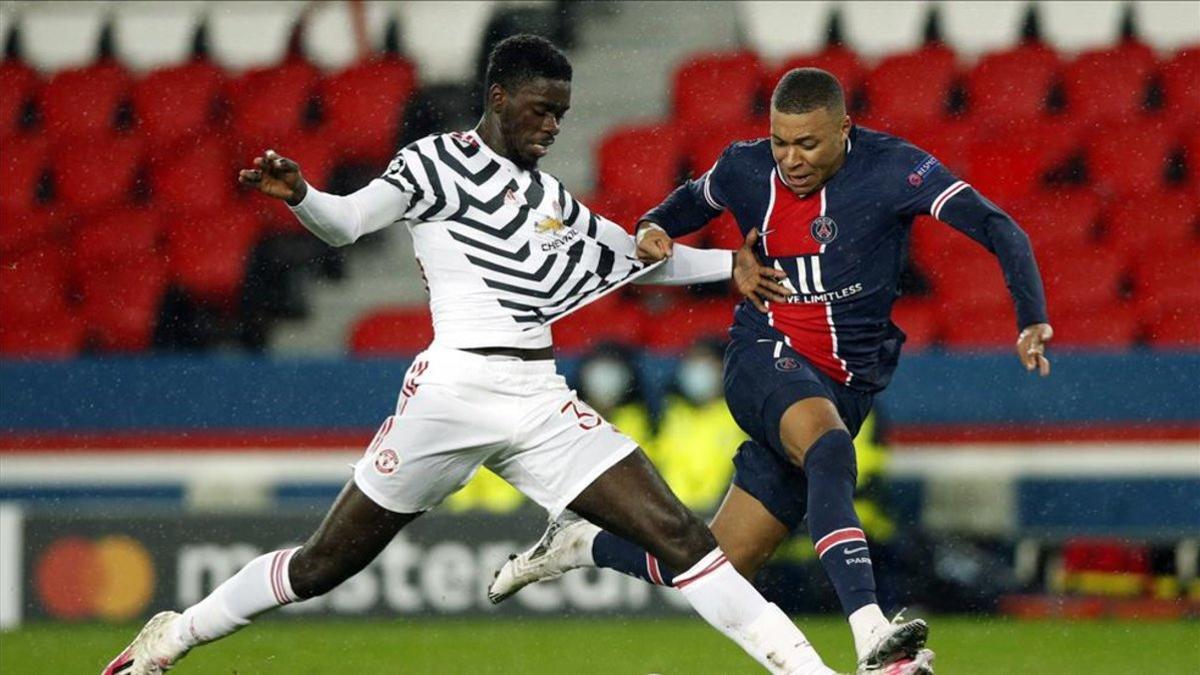 Tuanzebe disputando un balón con Mbappé