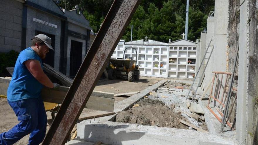 Los trabajos para la ampliación cel cementerio municipal de Bueu, ayer, en Castiñeiras. |   // G.NÚÑEZ