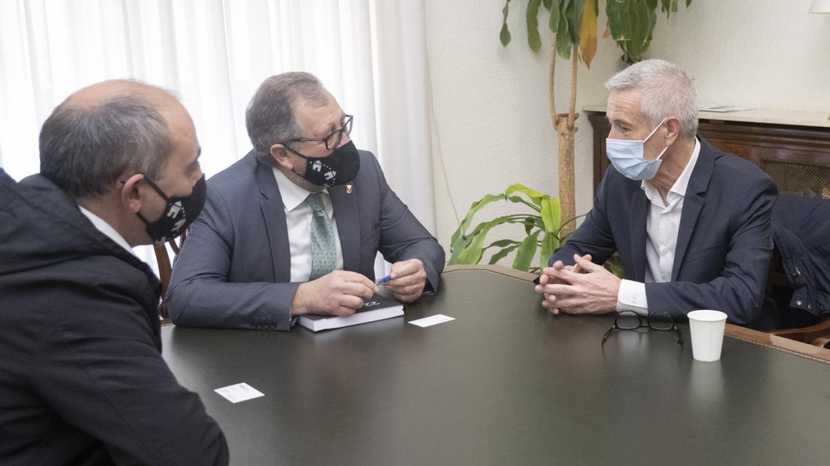 El presidente de la Diputación de Castellón, José Martí, ha mantenido una reunión con el director general de Huhtamaki Spain, José María Nebot