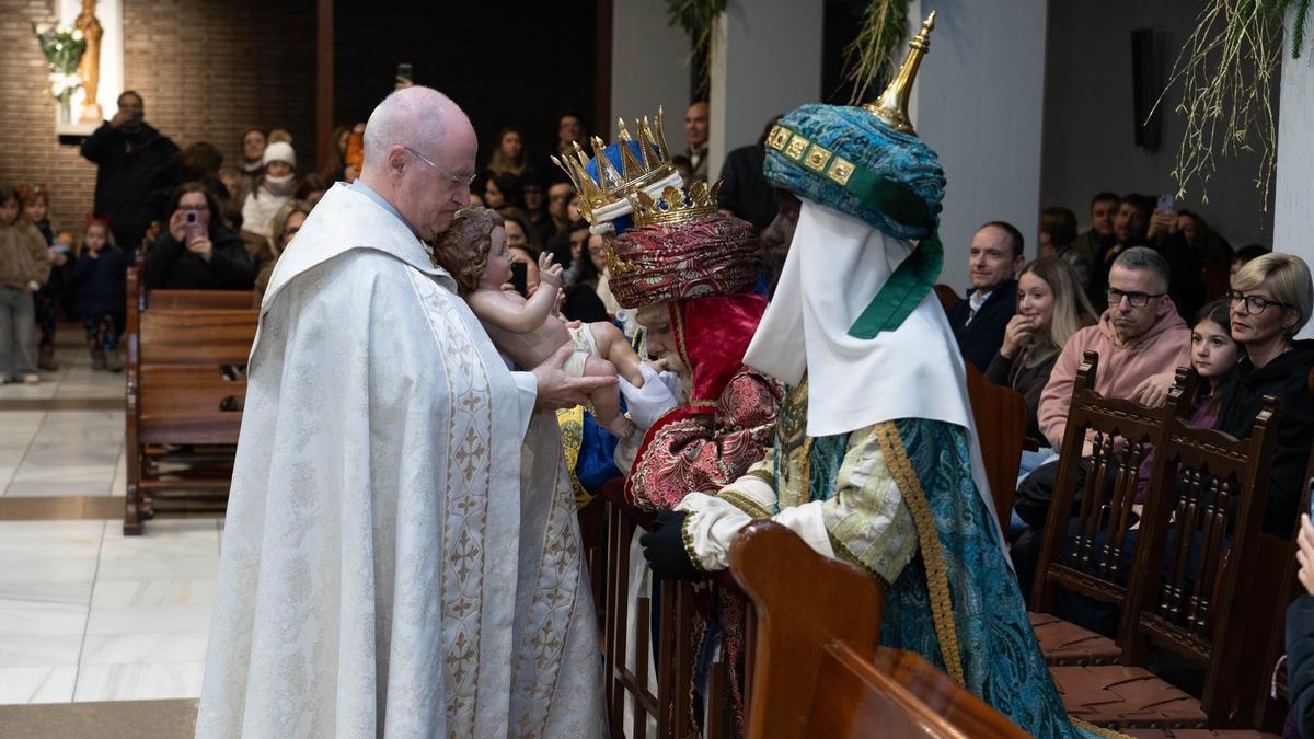 Los Reyes Magos besan al niño Jesús en la parroquia de Sant Josep en Ontinyent.