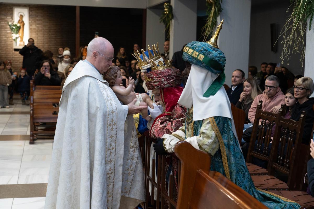 Los Reyes Magos besan al niño Jesús en la parroquia de Sant Josep en Ontinyent.