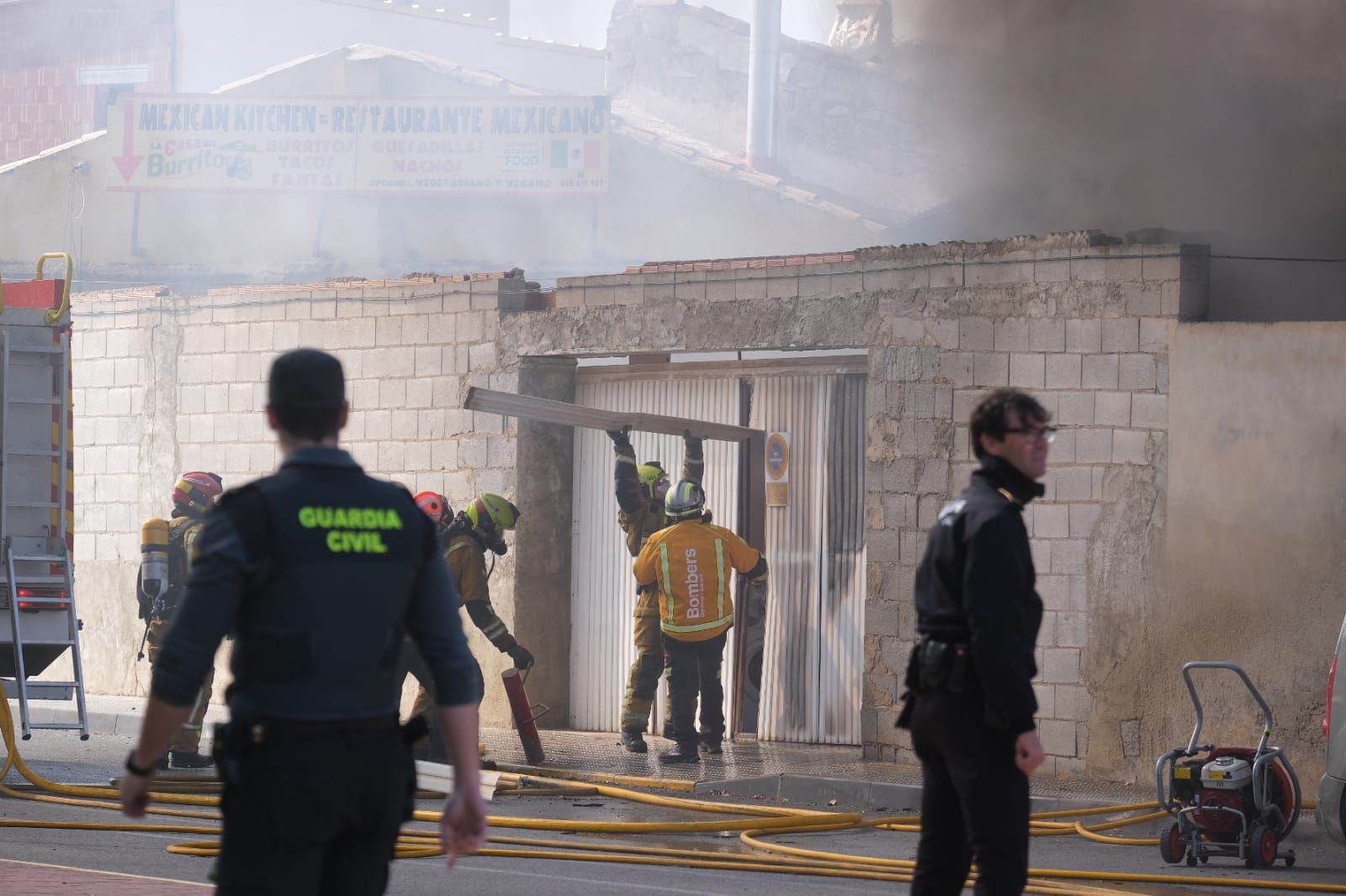 Así ha sido el incendio de una casa en Benejúzar