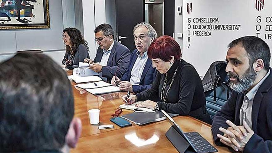 Los sindicatos censuran los &quot;recortes en toda regla&quot; a los centros escolares