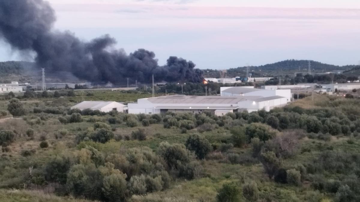 La columna de humo y las llamas se aprecian desde kilómetros de distancia.