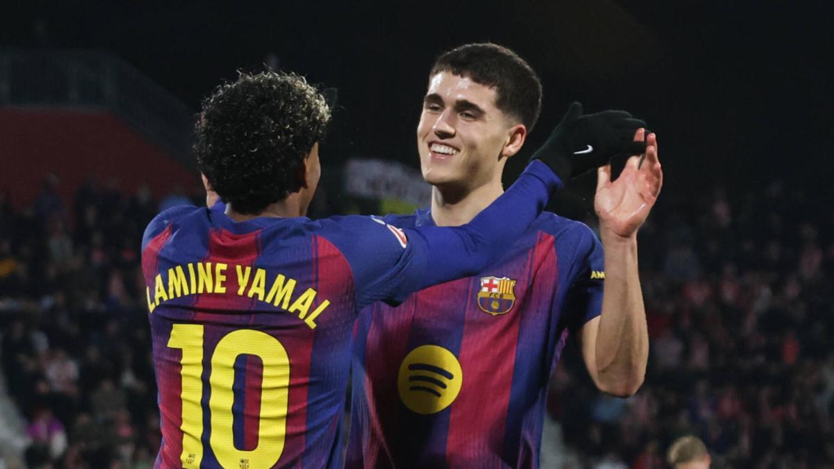 Lamine Yamal y Pau Cubarsí, durante un partido con el Barça