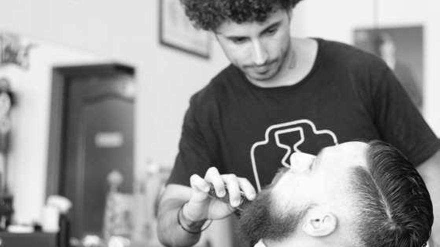 El peluquero y barbero Ismael Mochón en Surbarbers.