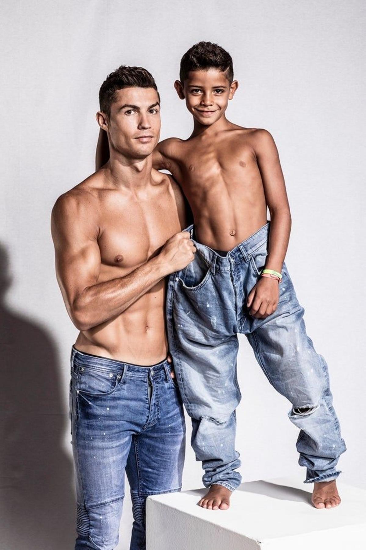 Cristiano Ronaldo y su hijo posan sin camiseta