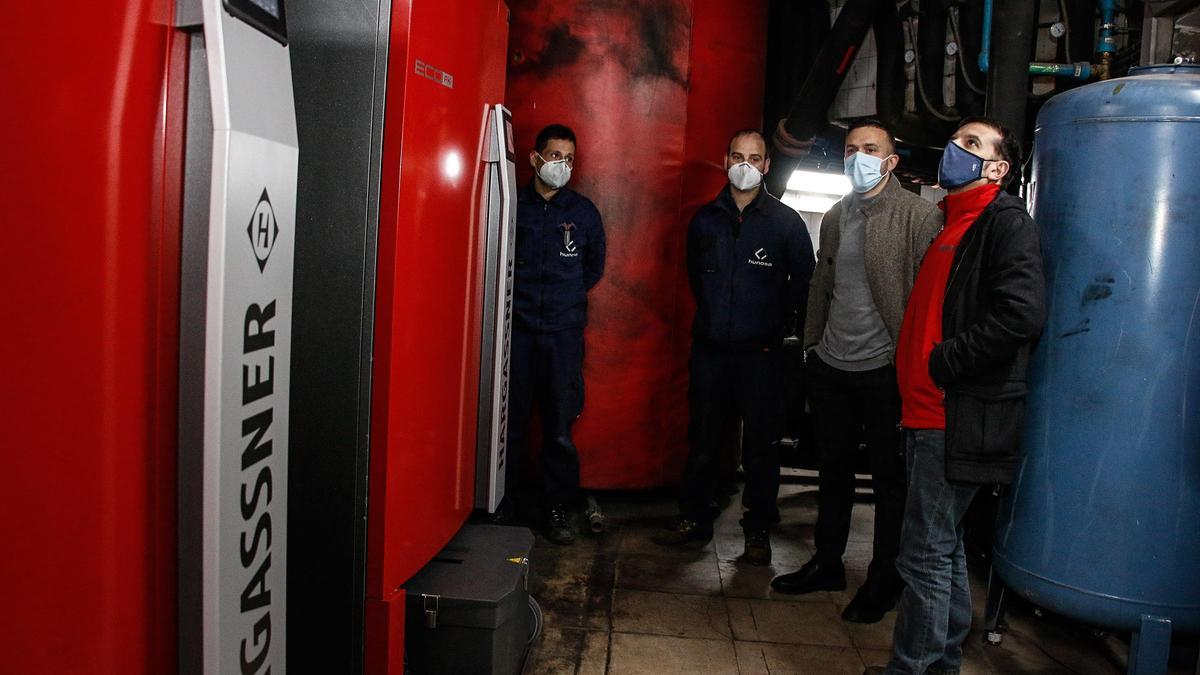 Pablo Fernández y Ángel Martínez, en la sala de calderas de una comunidad de vecinos de Sama de Langreo