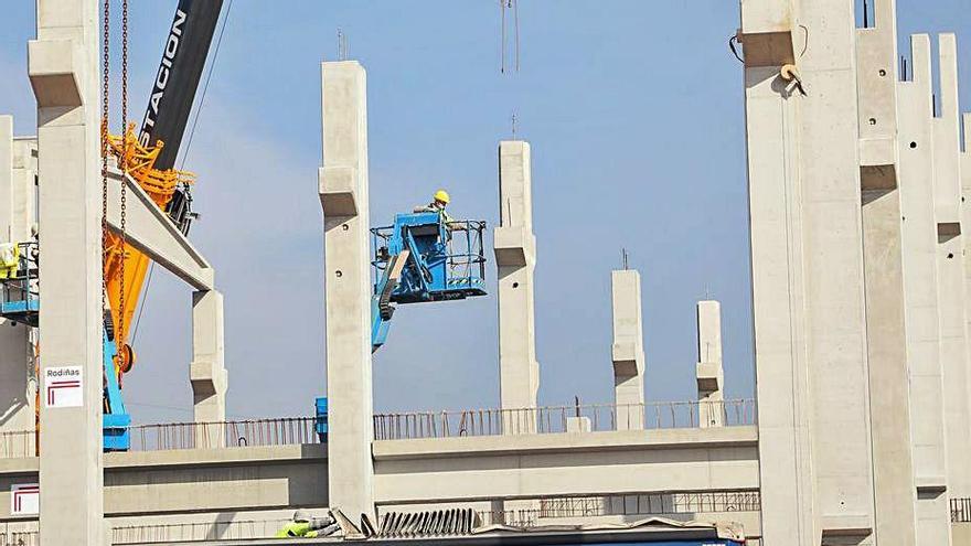 Naves en construcción en el Polígono de A Veigadaña.   | // ANXO GUTIÉRREZ