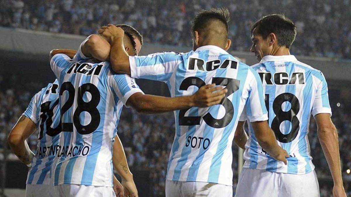 Matias Zaracho, de Racing, y sus compañeros celebran un gol