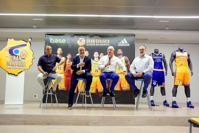 Presentacion de la nueva equipacion del ...