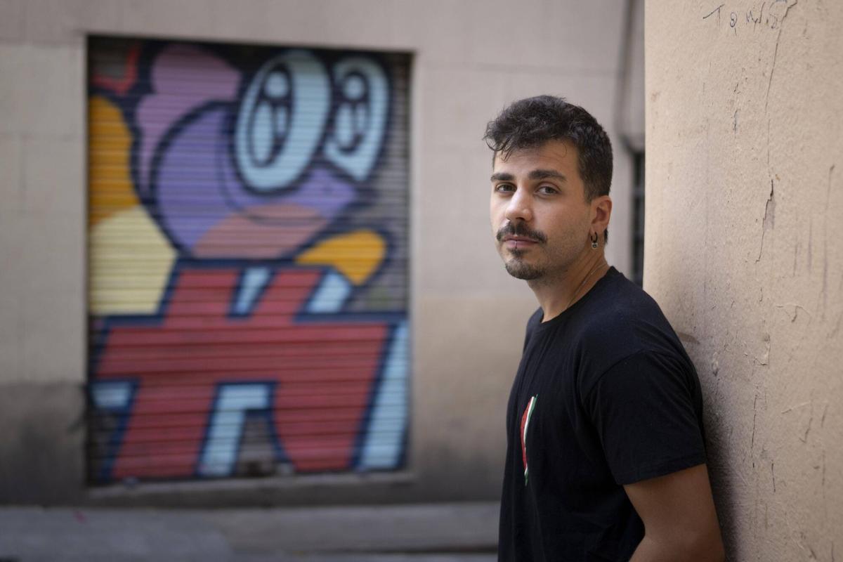 Lionel Delgado, sociólogo y filósofo, posa en el barrio de la Ribera. Barcelona, 1 de julio de 2026. Fotografía de Ferran Nadeu