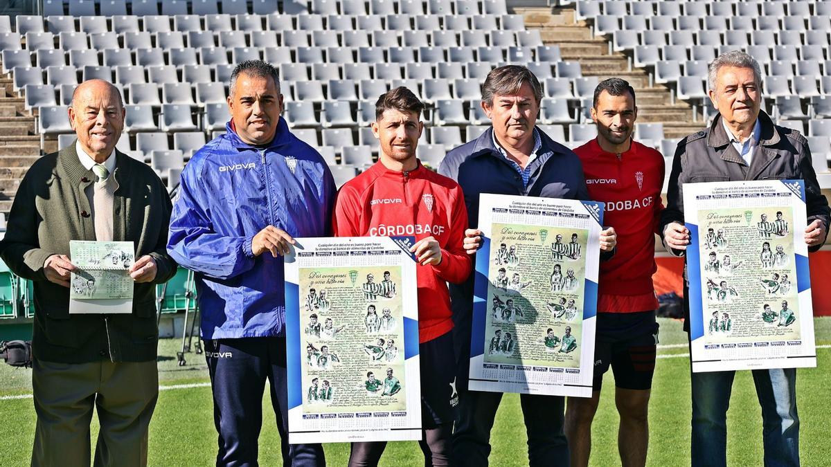 Reina y Escalante, con González Calvo y los capitanes y el entrenador del Córdoba CF, en la presentación del calendario Cocinillas CCF.