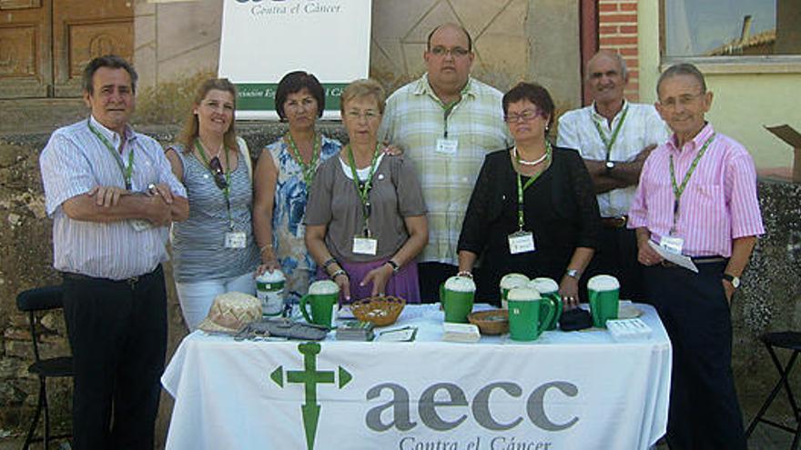 Miembros de la Asociación contra el Cáncer durante la cuestación en Vezdemarbán.