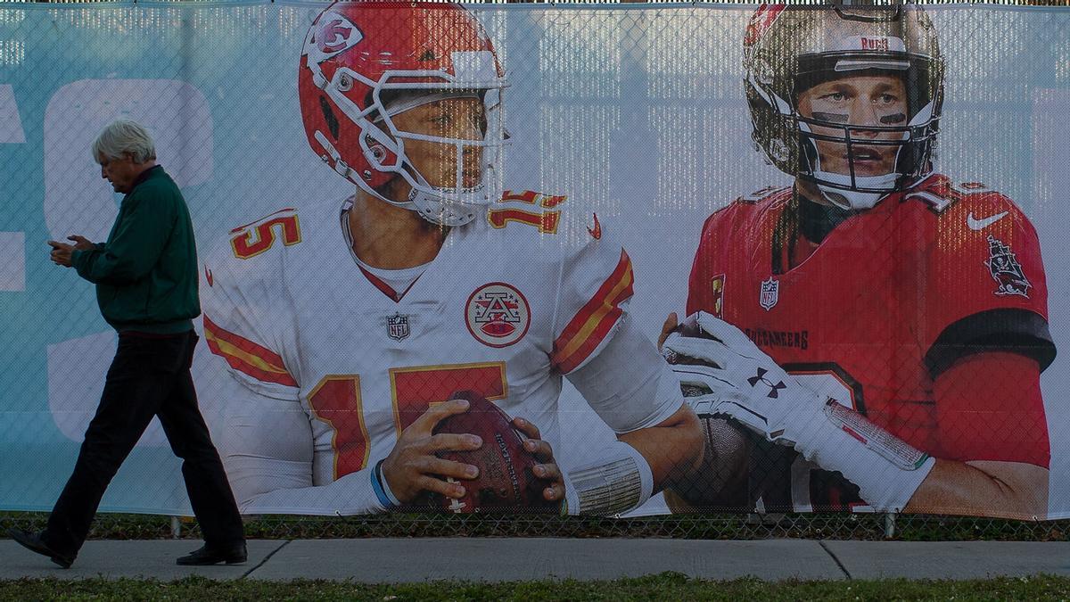 Fotografías de Tom Brady y Patrick Mahomes, las estrellas de la final de la Superbowl, en una calle de Tampa, la sede del partido.