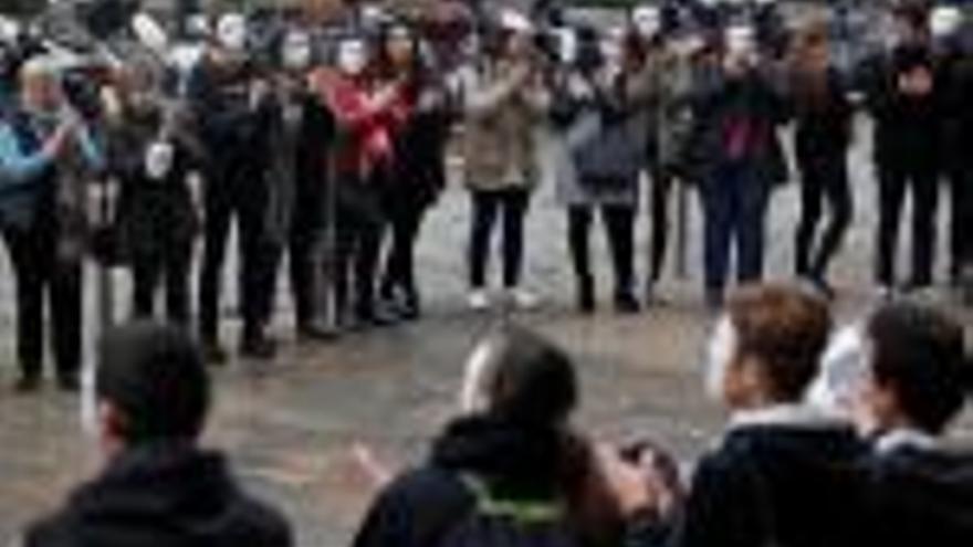 Girona fa visible les persones sense llar i els seus drets amb una «flashmob»