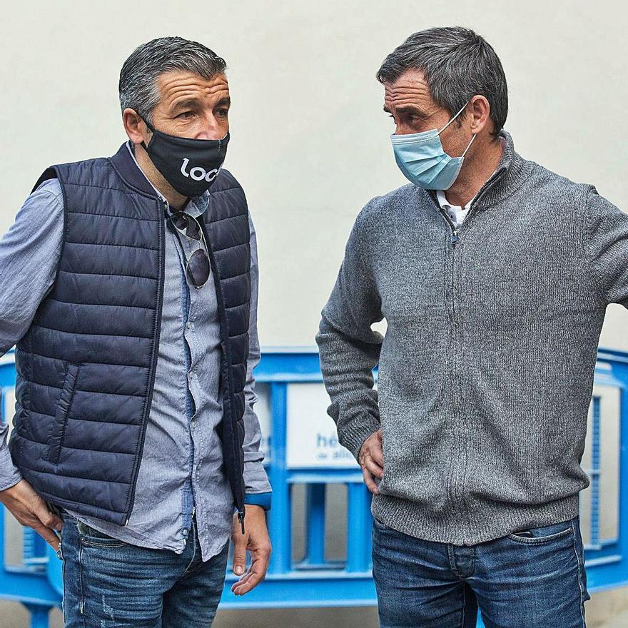 El técnico saliente, David Cubillo, y el director deportivo, Carmelo del Pozo, ayer en el Rico Pérez. 