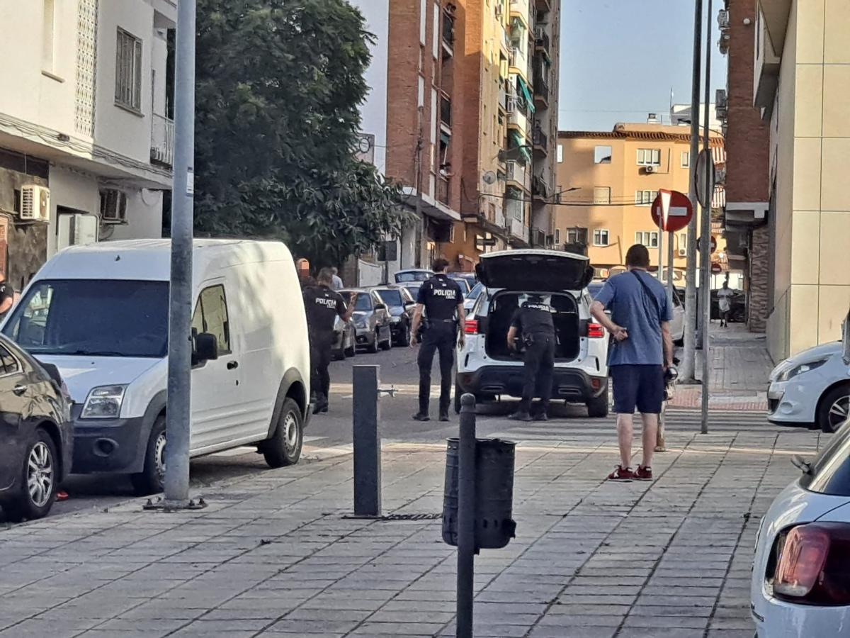 Agentes de Policía Local de Badajoz durante el operativo en el que han detenido a dos varones que viajaban en motocicleta de gran potencia.