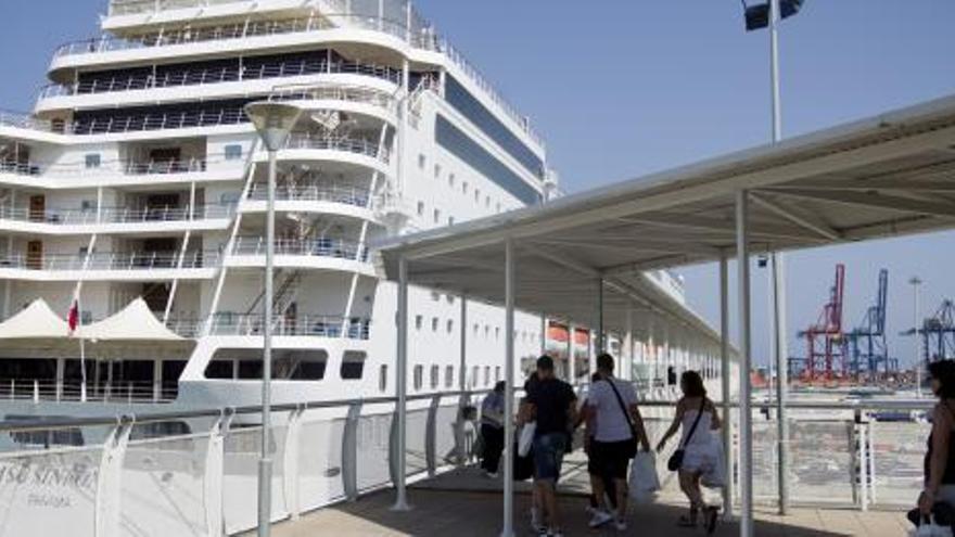 Un crucero de la naviera MSC en el puerto de Valencia.