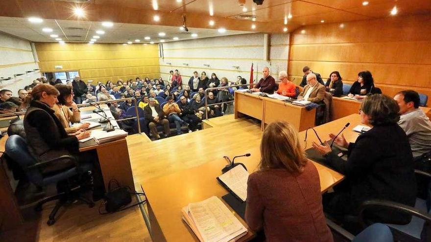 Un momento de la reunión, ayer, en el salon de plenos de Porriño. // A. Hernández