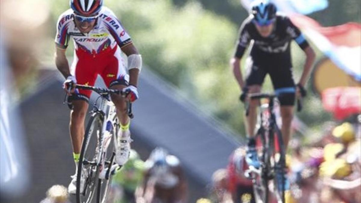 Purito Rodríguez se despega de Froome en los últimos metros de la etapa de ayer del Tour.