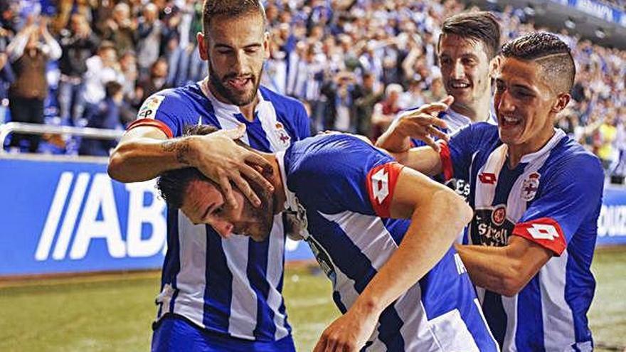 Lopo felicita a Lucas con Fayçal y Luis Alberto.