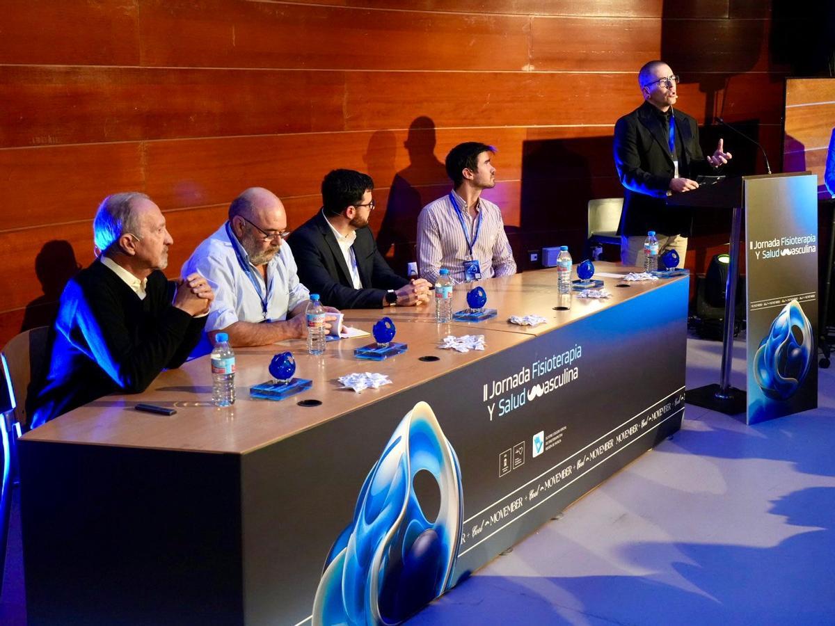 El médico de familia Miguel Callizo, el psicólogo Víctor Contreras y el psiquiatra Ricardo Ortega participan en la mesa de salud mental.