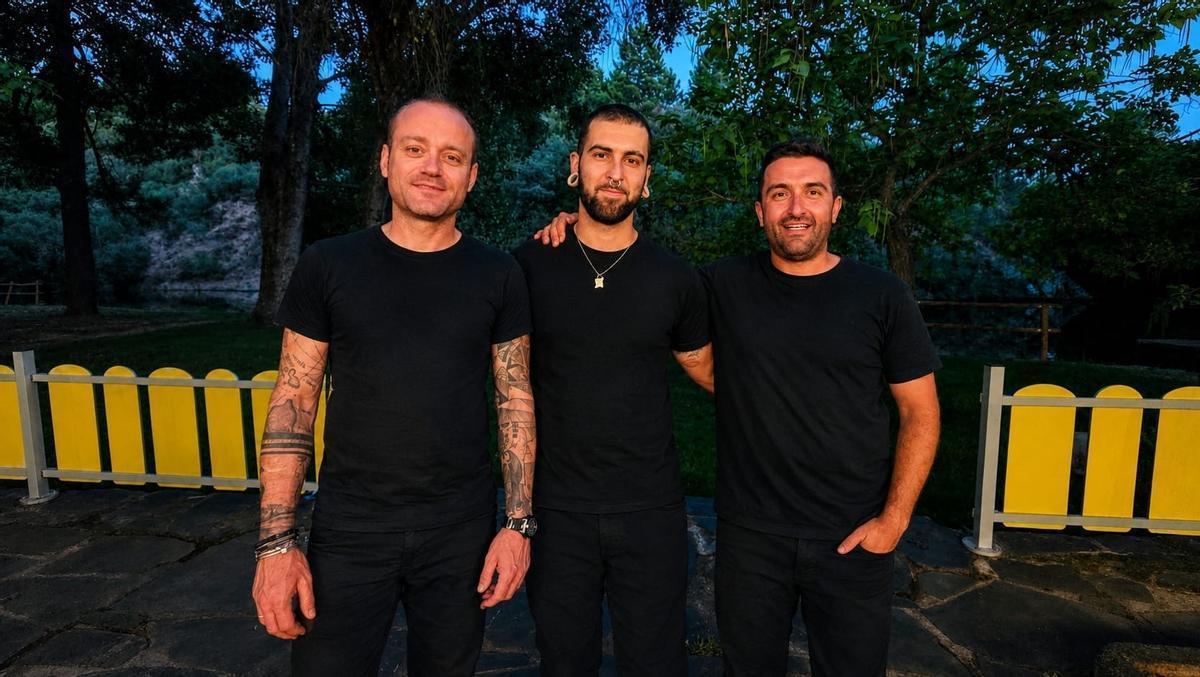 Javier, Carlos y Juan Carlos, vecinos de Hernán Pérez.