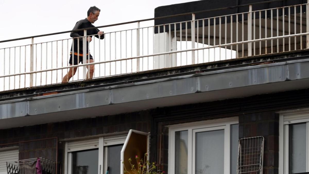 Un hombre corre por una terraza, esta semana en Bilbao.