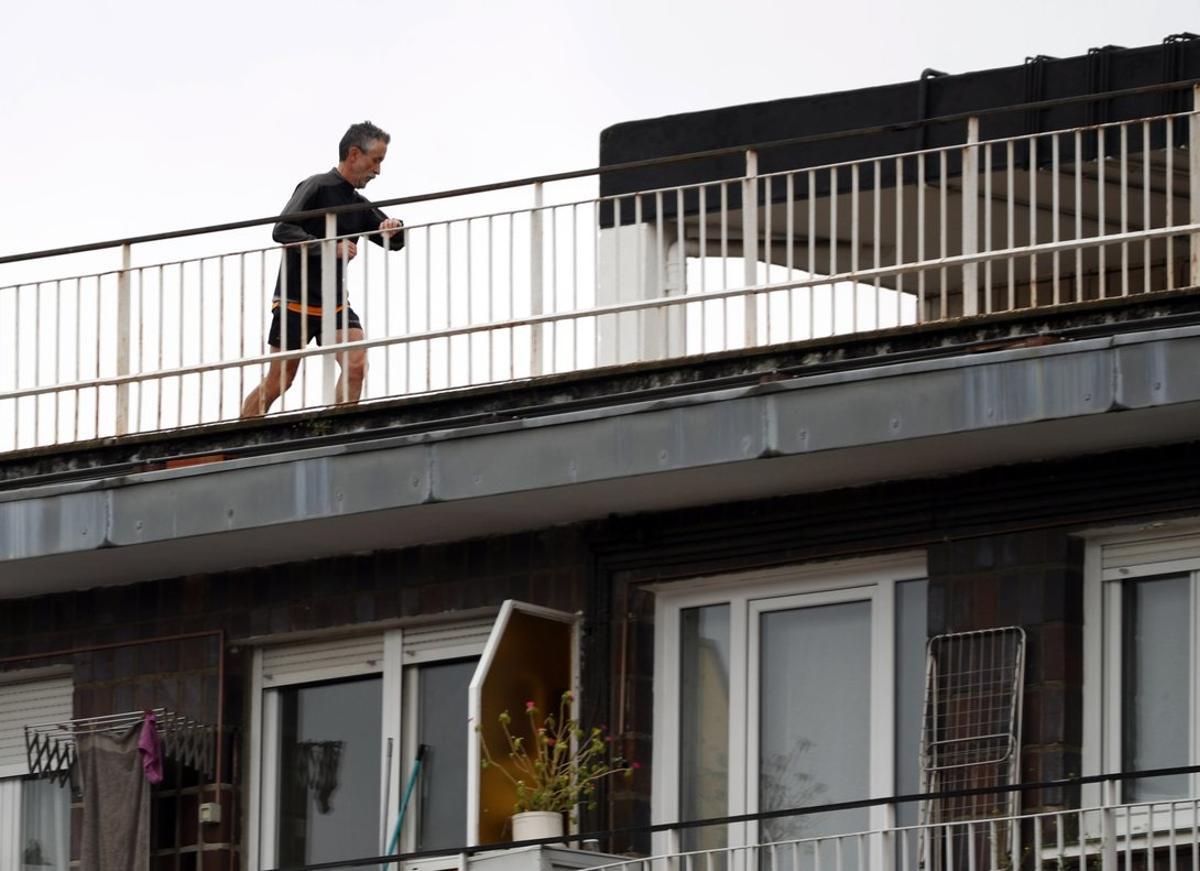 GRAFCAV3593. BILBAO, 17/03/2020.- Un vecino realiza deporte en la terraza de la comunidad, donde quedarse en casa para hacer frente al coronavirus no tiene por qué ser sinónimo de sedentarismo. Muchos lo tienen claro, por eso desde que se cerraron las puertas de los gimnasios, el deporte ha conseguido abrir las puertas de los hogares, que se han convertido en las nuevas salas de entrenamiento durante la cuarentena. EFE/LUIS TEJIDO.