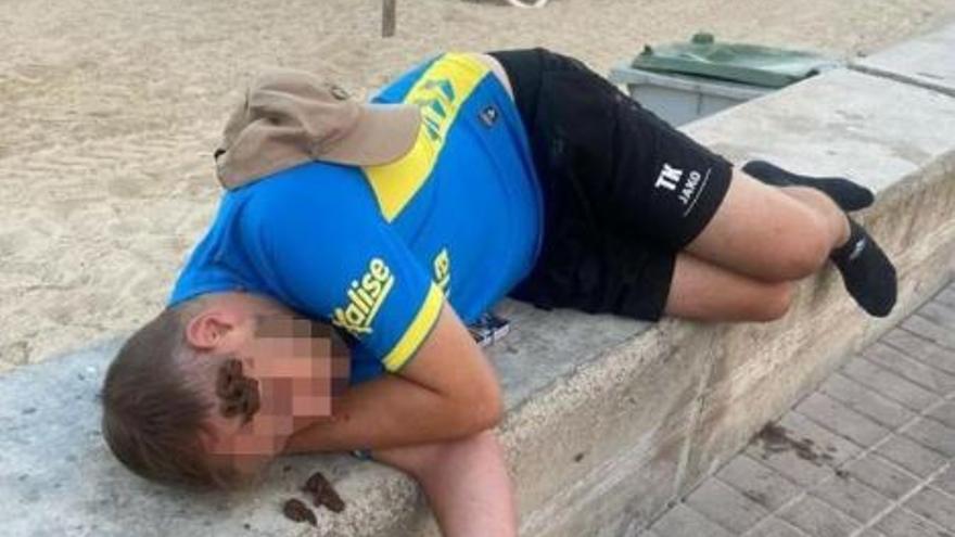 Un turista defeca sobre la cara de un hombre dormido en Baleares