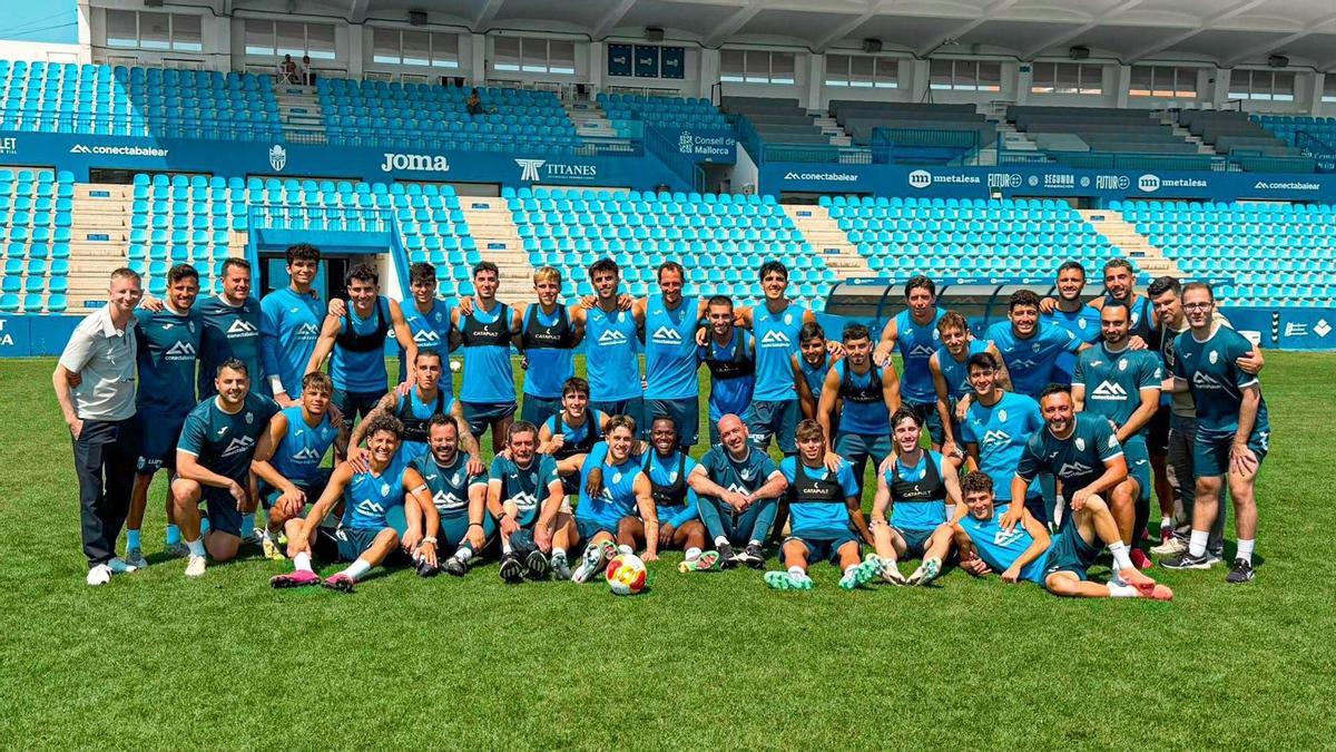 Los jugadores del Atlético Baleares posan juntos tras el entrenamiento de este sábado.